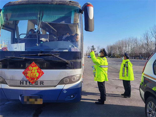 嚴(yán)格執(zhí)法與溫情服務(wù)并重 青島市交通運(yùn)輸執(zhí)法支隊(duì)護(hù)航春節(jié)城市配送運(yùn)輸服務(wù)圓滿收官